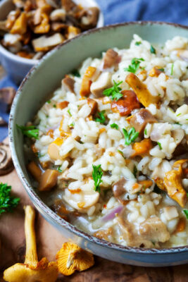 Pilzrisotto in einer Schale angerichtet.