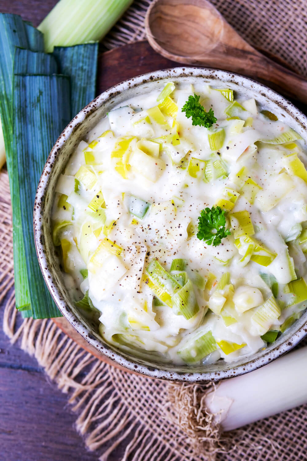 Cremiges Porreegemüse mit Sahne in der Schüssel