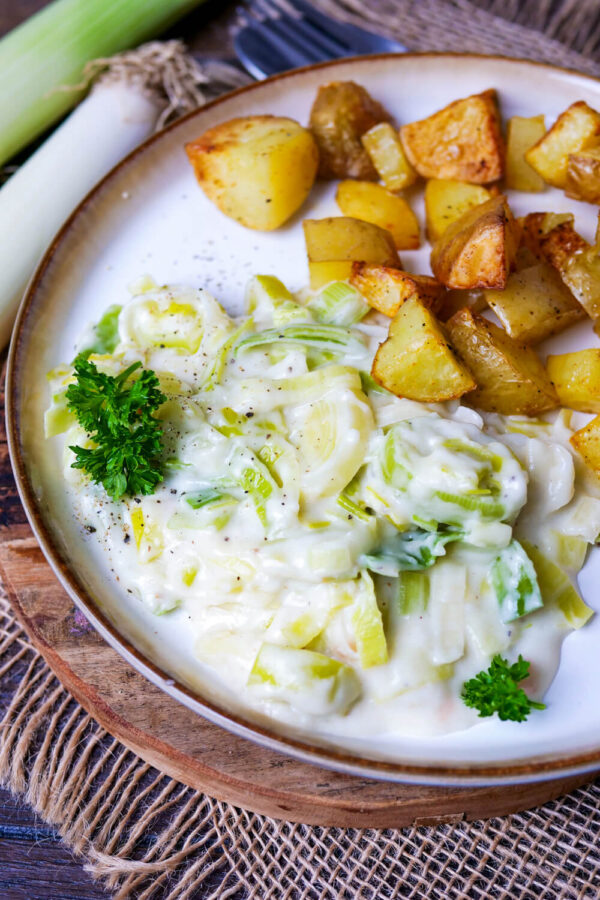 Porreegemüse mit Kartoffeln auf dem Teller