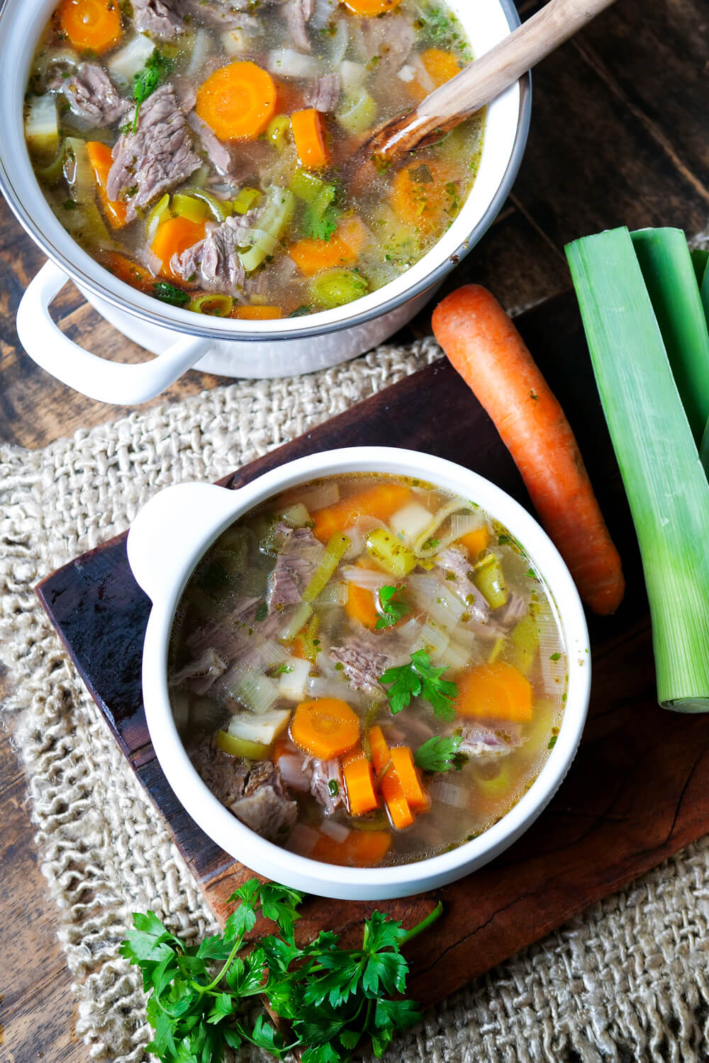 Rindfleischsuppe in einem Topf und einer Suppenschale.