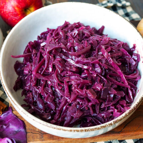 Gekochter Rotkohl in einer Schale.