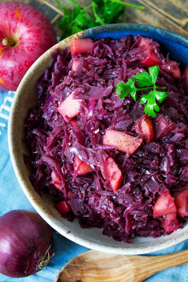 Verfeinerter Rotkohl aus dem Glas in einer Schale.