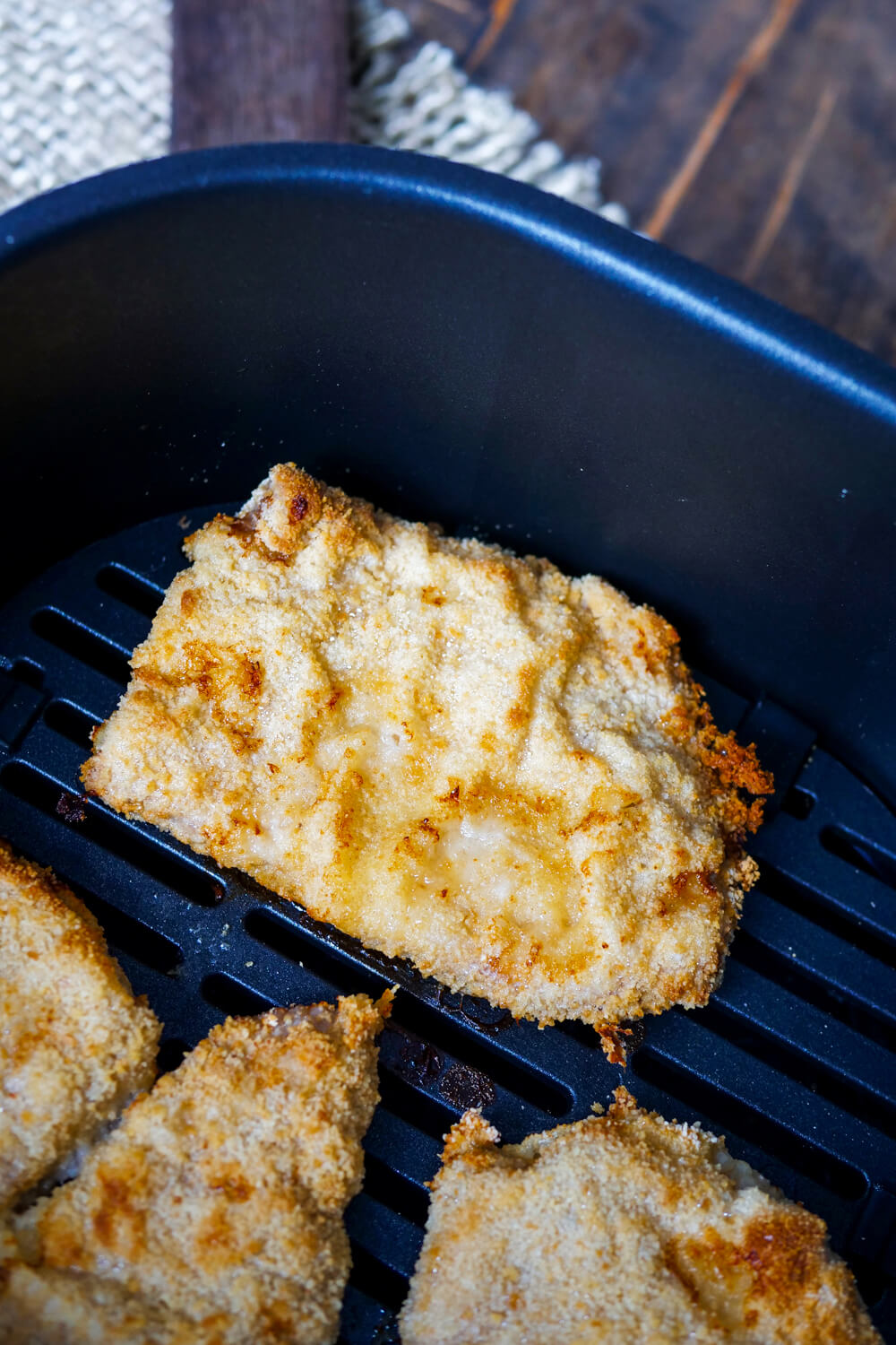 Panierte Schnitzel in der Heißluftfritteuse.