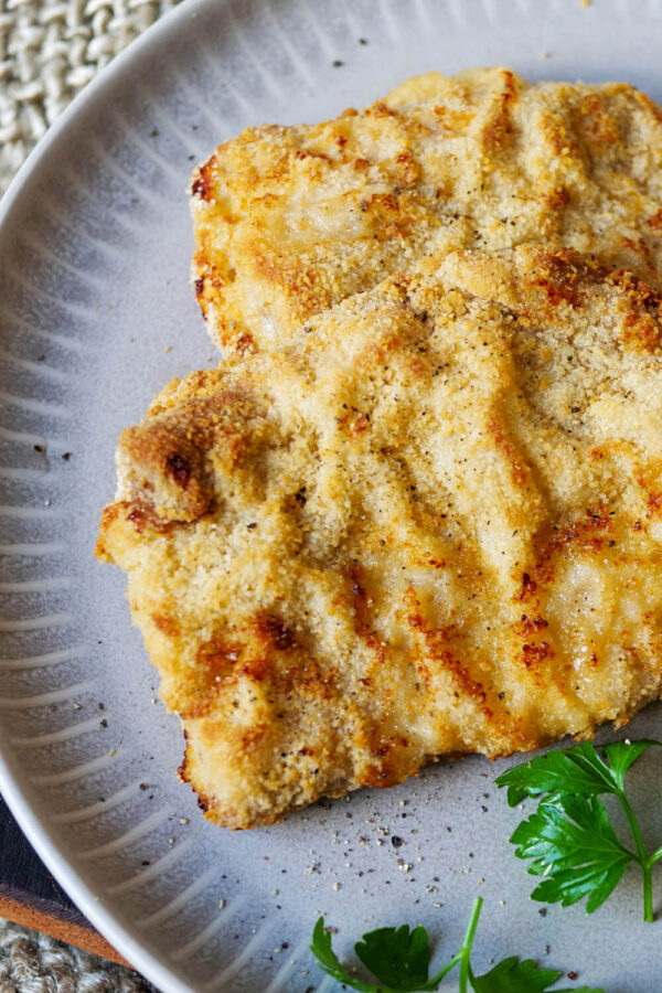 Schnitzel aus der Heißluftfritteuse auf einem Teller.