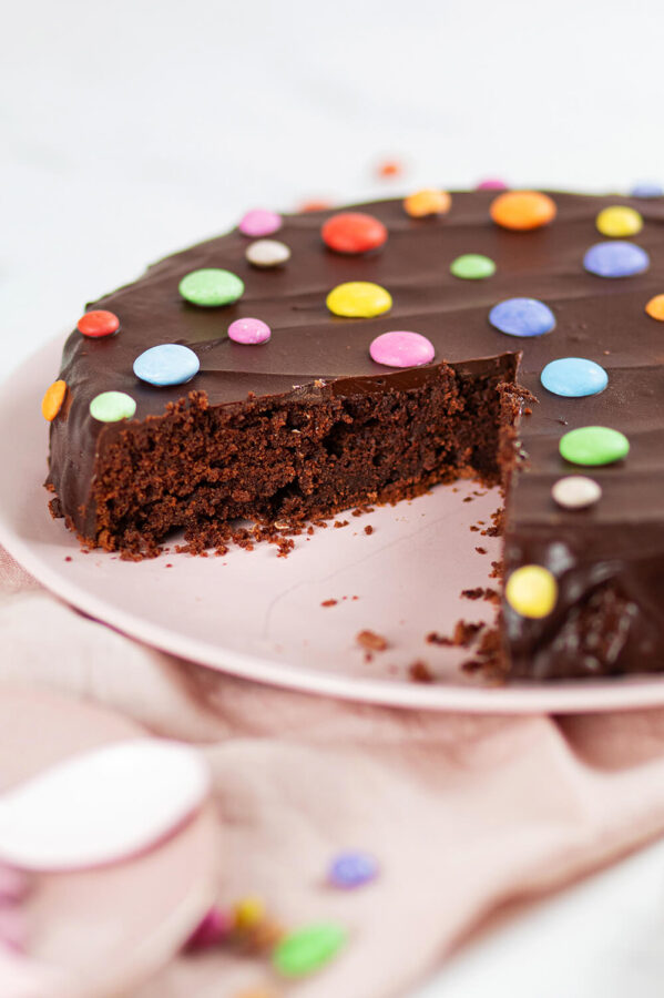 Schokokuchen für Kinder angeschnitten auf einer Kuchenplatte.