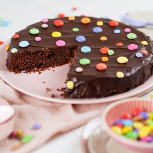 Schokokuchen für Kinder angeschnitten auf einer Kuchenplatte.