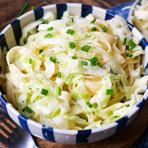 Spitzkohl mit Nudel in einer Schale.