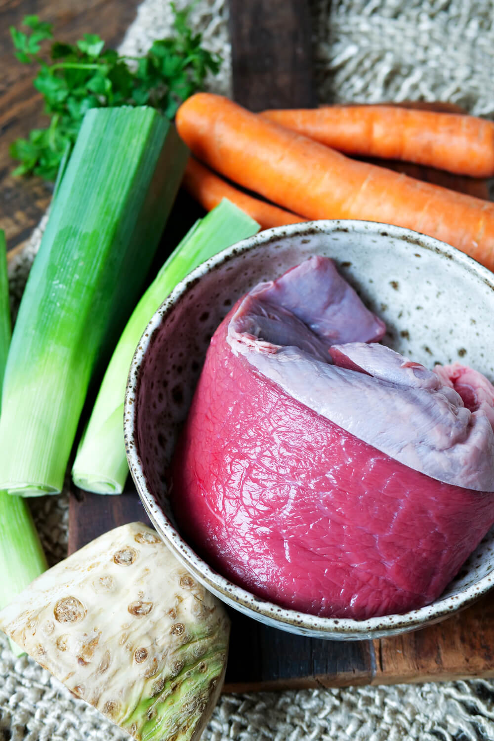 Die Zutaten für Rindfleischsuppe angerichtet.