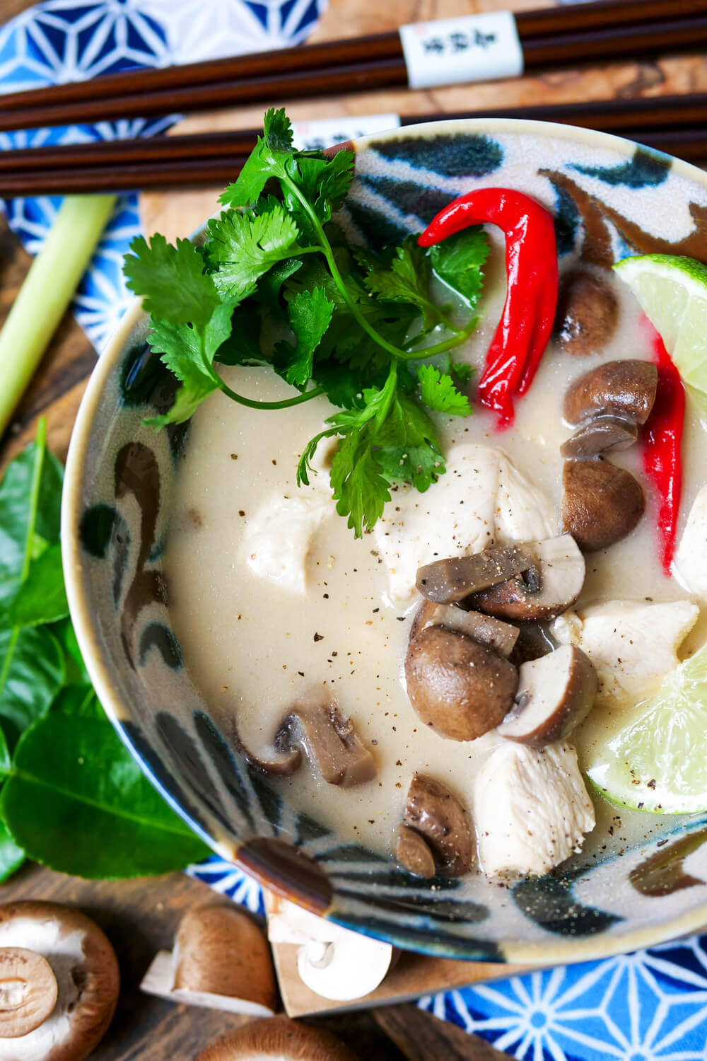 Tom Kha Gai in einer Suppenschale.