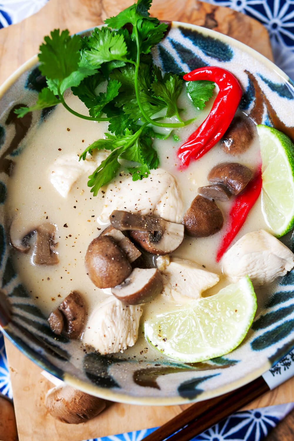 Original Tom Kha Gai in einer Suppenschale.