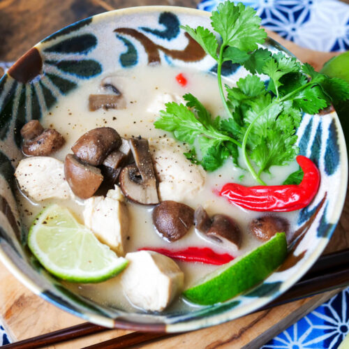 Tom Kha Gai in einer Schale.