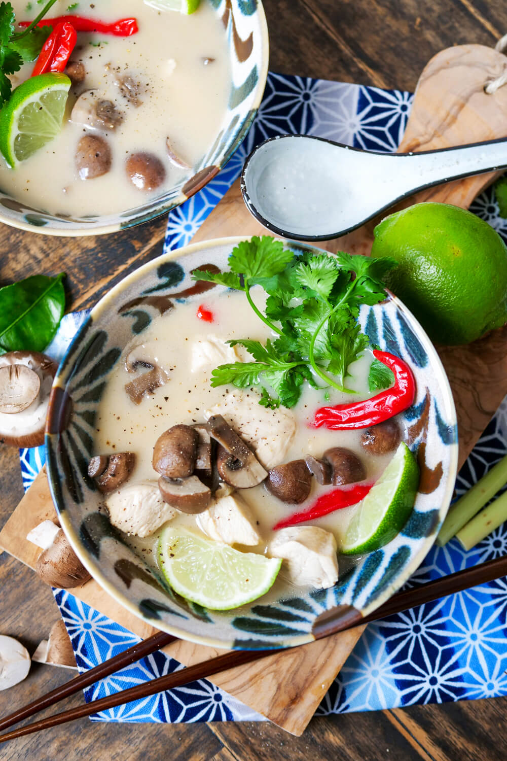 Tom Kha Gai in einer Schale mit angelegtem Löffel.