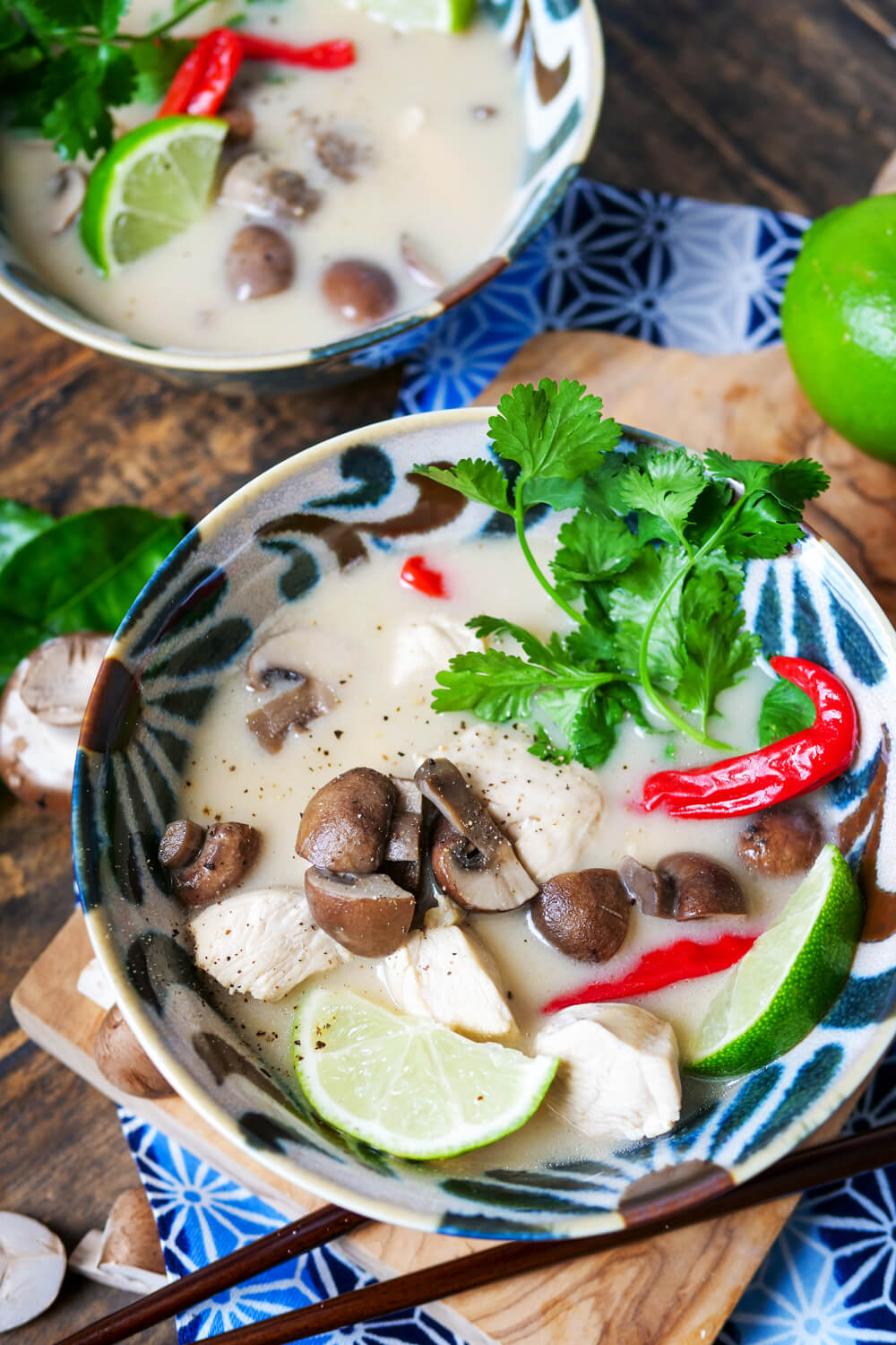 Tom Kha Gai Suppe in einer Schale.