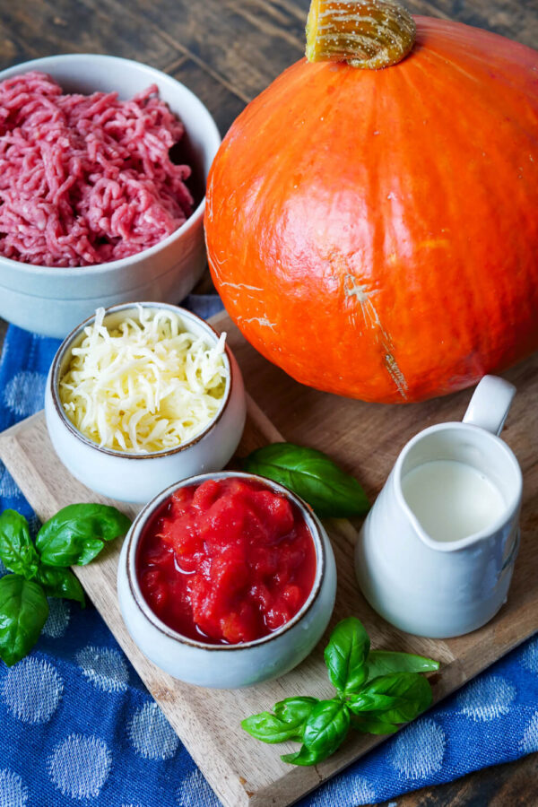 Hokkaidokürbis, Gemischtes Hackfleisch, geriebener Käse und gehackte Tomaten