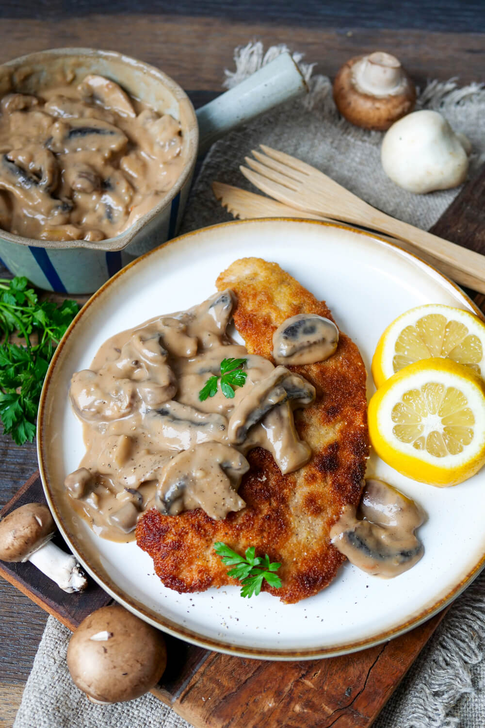 Jägerschnitzel mit Soße auf einem weißen Teller.