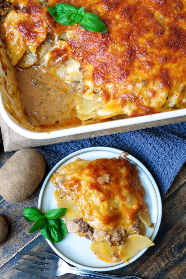 Kartoffel-Hackfleisch-Auflauf mit Käse überbacken auf dem Teller