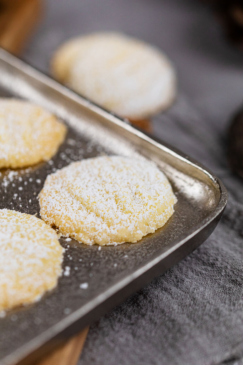 Schneeflocken-Plätzchen auf einem Blech.