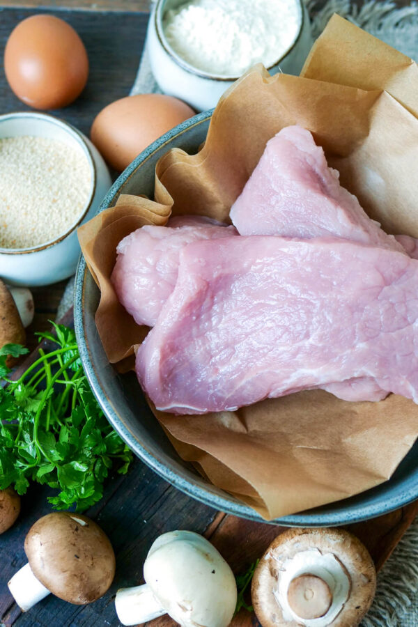 Die Zutaten für Jägerschnitzel angerichtet.