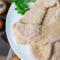 Jägerschnitzel mit Panade auf einem Teller.