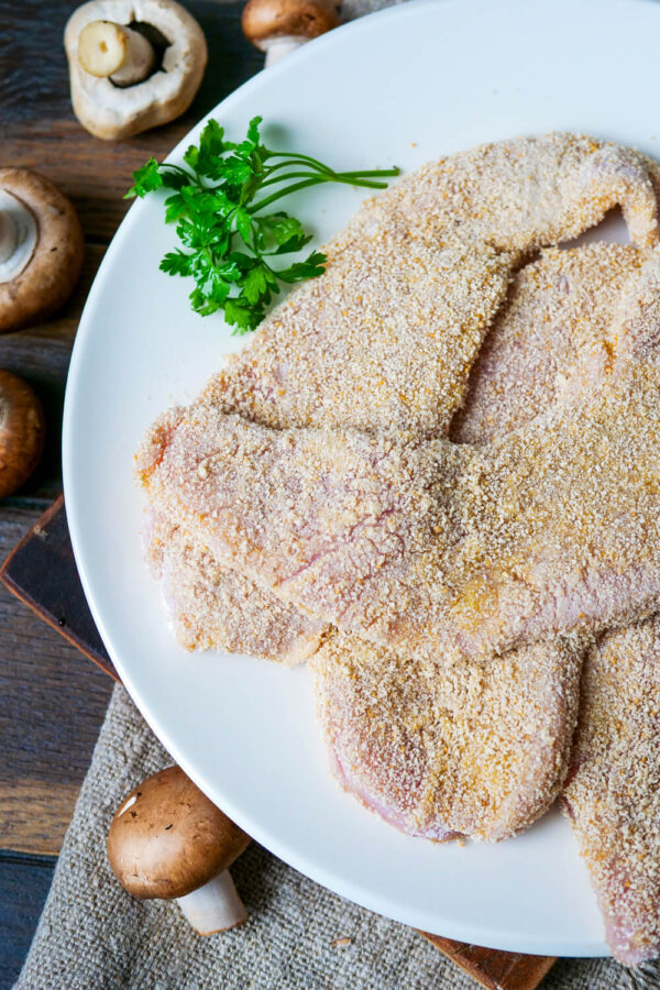 Jägerschnitzel mit Panade auf einem Teller.